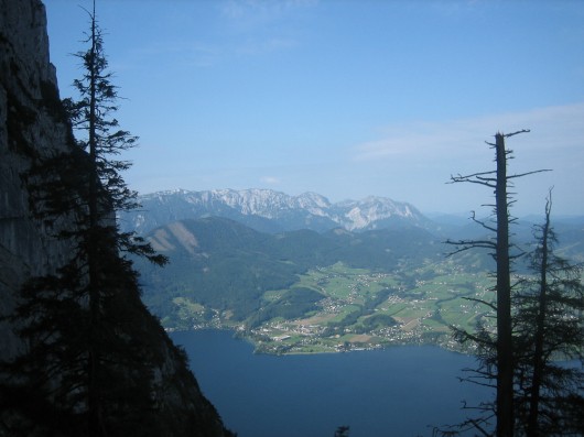 Der Traunsee mit Höllengebirge